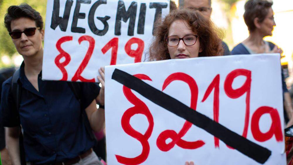 Eine Kundgebung für die Abschaffung des Paragraphen 219a im Jahr 2019 in Berlin. Nun beschloss der Bundestag die Aufhebung des Werbeverbots für Abtreibungen.