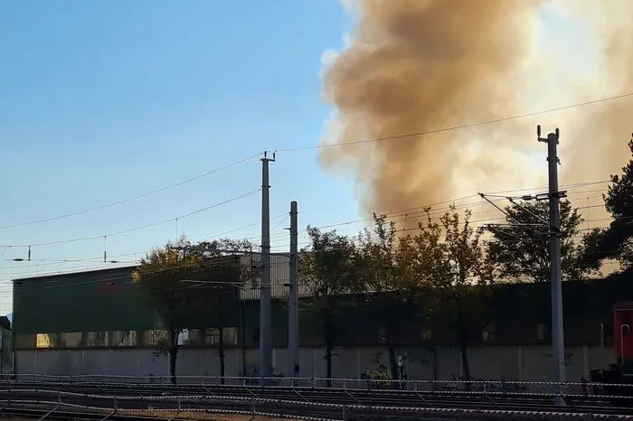 Das Feuer war gegen 14.45 Uhr aus noch nicht bekannter Ursache am Außengelände des Recyclinghofes im Bereich der PVC-Lagerung ausgebrochen. 