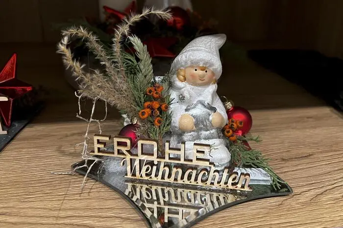 Hier gibt es in der vorweihnachtlichen Zeit neben Bad Blumauer Köstlichkeiten vor allem regionales Kunsthandwerk und weihnachtliche Dekorationsideen zu bestaunen und zu kaufen.