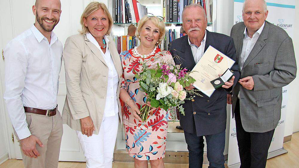 Maria-Luise Mathiaschitz ehrte Willy Jellitsch, der mit Lebenspartnerin Ramonda, Enkler Michael Unterweger und Peter Wenig ins Rathaus gekommen war.