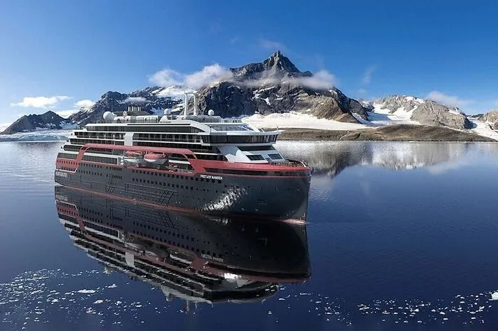 Fridtjof Nansen. Das Hybrid-Schiff (Kombination aus Diesel- und Elektromotoren) von Hurtigruten ist das Schwesterschiff der Roald Amundsen und auf 530 Passagiere ausgelegt. Start ist im März.