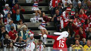 Ausgezeichnete Stimmung herrscht unter den Fans. Nicht nur wegen der Cheerleaderinnen und den WM-Maskottchen Bob und Bobek