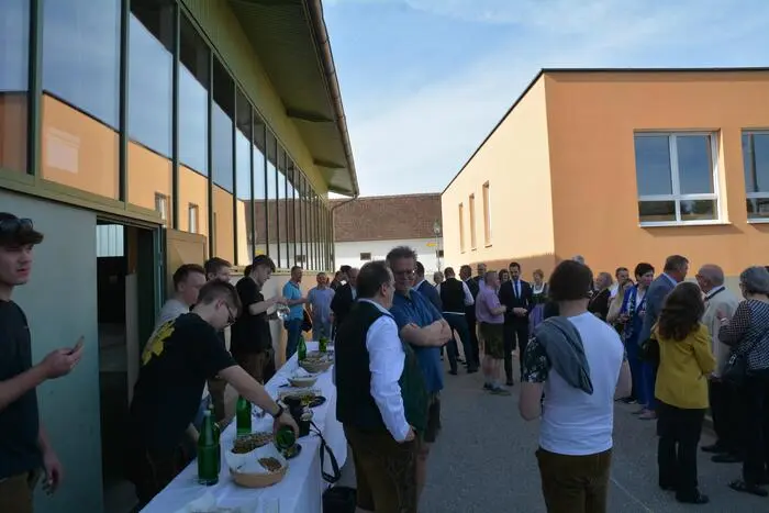 Der Saal wurde von Vikar Mario Brandstätter gesegnet und der Schriftzug von Gemeindekassier Josef Grill feierlich enthüllt. 