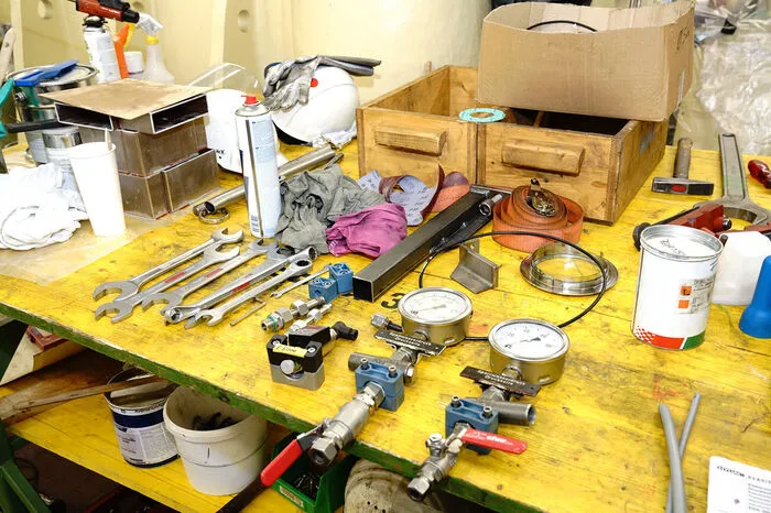 Mehrere tonnenschwere Maschinen werden in alle Einzelteile zerlegt. Diese werden gereinigt und sandgestrahlt. Kaputte Stücke werden ersetzt und dann werden tausende Teile wieder zusammengebaut. Als letzte Arbeit folgt die Versiegelung der Maschinenteile mit mehreren Lackschichten.