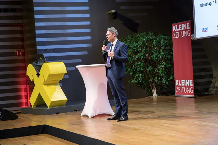 "Hausherr" Rainer Stelzer, Vorstandsdirektor der Raiffeisen Landesbank (RLB)