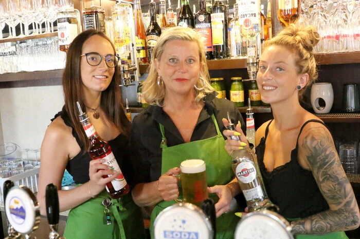 Und so schauten am Mittwoch nicht nur die Althofener in der Kreuzstraße 7 bei Pächterin Iris Lesitschnig (2. von links) und Tochter Theresa (rechts) - am Foto mit Kellnerin Jasmin Bischof - auf einen Drink vorbei. 