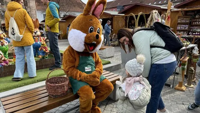 Derzeit dreht sich auf dem Fürstenfelder Hauptplatz alles um das bevorstehende Osterfest. Der Ostermarkt mit 35 Ausstellern, der vom Stadtmarketing Fürstenfeld organisiert wird, bietet eine vielfältige Palette an Osterspezialitäten und liebevoll gefertigte Handwerkskunst passend zum Frühlingserwachen. 