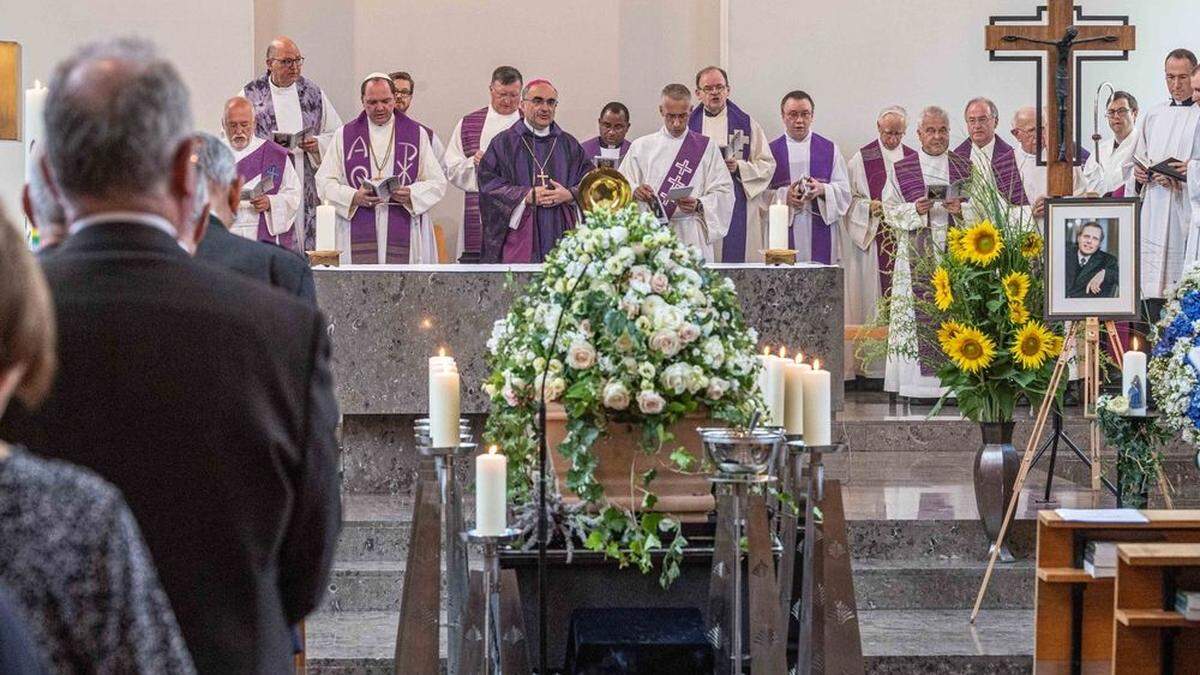 Hunderte Menschen nahmen Freitagnachmittag Abschied von Johann Trummer