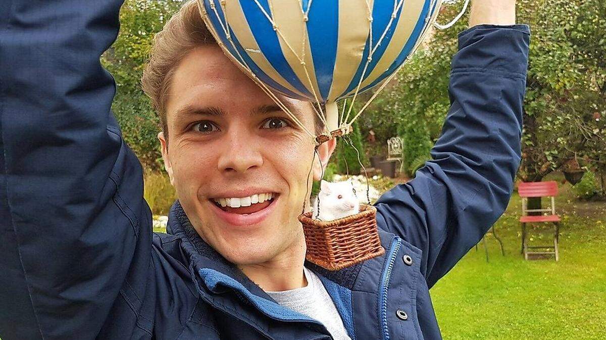 Dimitri Alberto ist ein Selfmade-Zirkusdirektor: Mit Augustine Mausini (im Ballonkorb) hat er ein auf Kinder und Familien abgestimmtes  Zirkusprogramm 