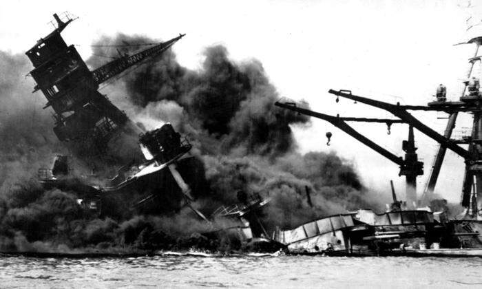 Beim japanischen Luftangriff auf die U.S. Navy in Pearl Harbor, Hawaii, am 7. Dezember 1941 wurde ein Großteil der amerikanischen Pazifikflotte zerstört.