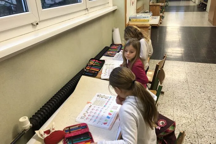 Zum freien Arbeiten suchen sich die Kinder ihre bevorzugten Plätze. Das kann auch in der Lernzone auf dem Gang sein. . .