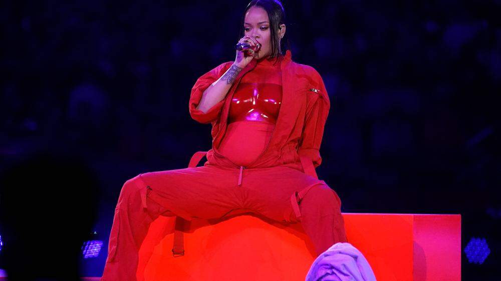 Im roten Outfit lieferte Rihanna eine beeindruckende Show ab
