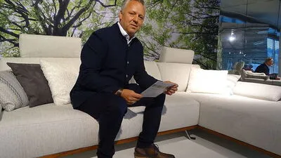 Gerhard Vorraber, Vorstand der ADA, auf einer Sitzgruppe, die er selbst designt hat