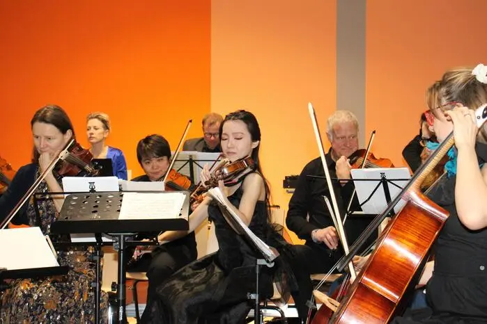 präsentierten die Musikerinnen und Musiker ein Feuerwerk an wunderbaren Melodien,...
