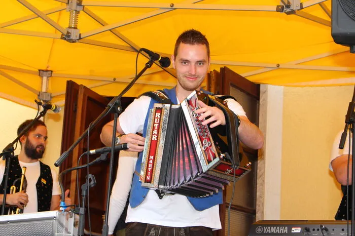Weiter ging es dann mit zünftiger Musik der "Steirer Musi" und "Steirer Quintett". Bei den verschiedenen Ständen wurde den Besuchern hausgemachte Schmankerl mit Kürbis, Schwammerl, Kastanien, Kernöl oder Sturm angeboten.