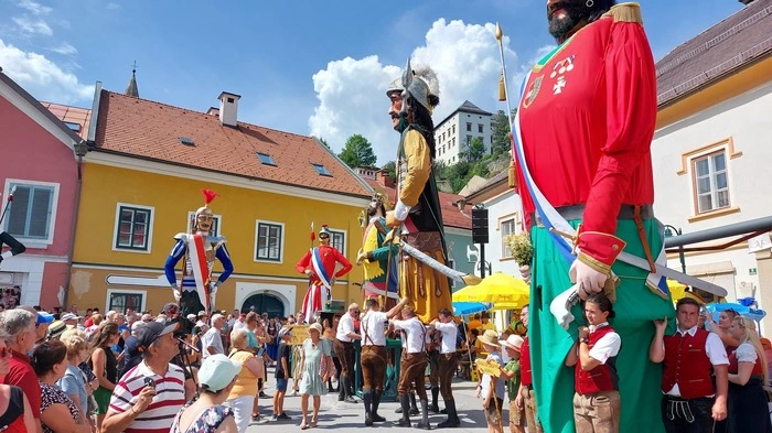 Ein besonderes Ereignis fand dieses Wochenende in der Bezirksstadt Murau statt: Nach 65 Jahren trafen sich Samsonfiguren aus dem Lungau und Bezirk Murau sowie noch Riesen aus Spanien und Belgien.