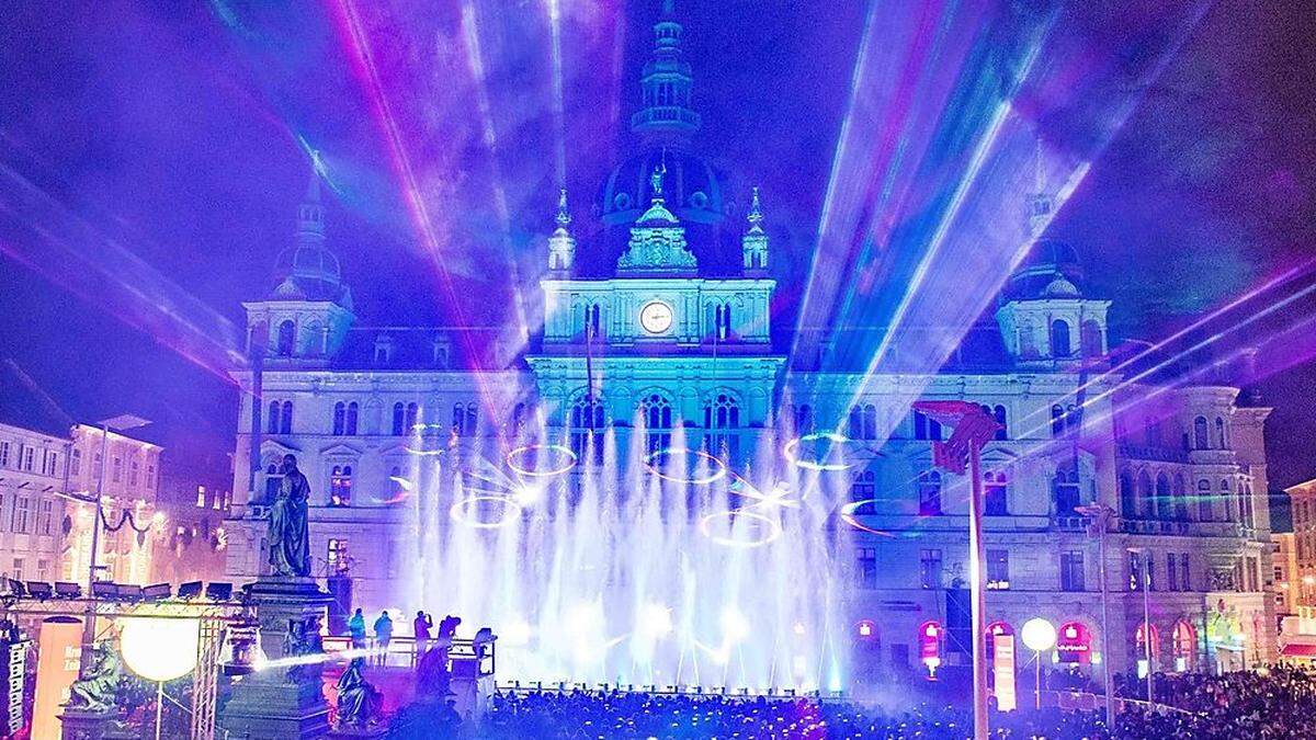 Mit einer großen Show am Hauptplatz wurde das neue Jahr willkommen geheißen.