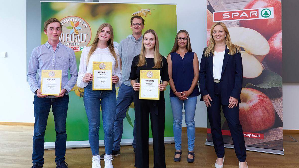 Die Preistragenden Florian Lenhard, Katharina Reif, Sophie Fritsch mit Robert Brodschneider, Mitglied Bienenrat, Kathrin Grobbauer, Vorsitzende Fachjury und Katrin Hohensinner-Häupl, Mitglied Bienenrat 