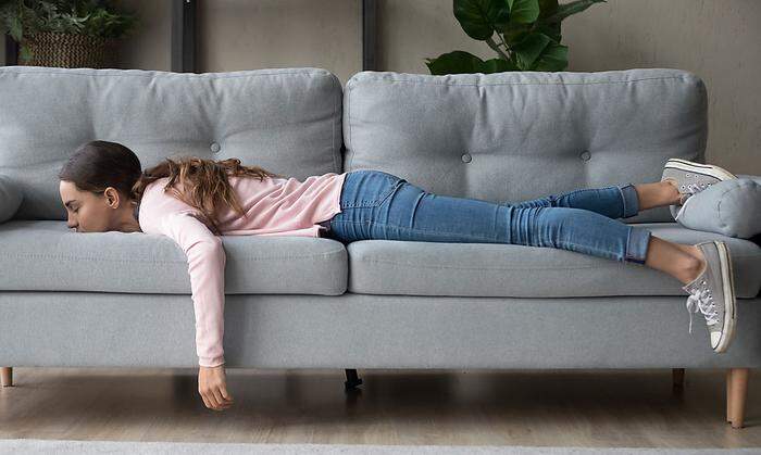 Nach einem stressigen Tag mag das Sofa verlockend wirken - Sport ist allerdings effektiver in puncto Stressabbau