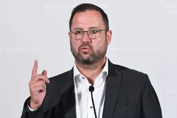 "Warum konnte Sebastian Kurz Geld absondern – über spezielle Kanäle?" – FPÖ-Fraktionschef Christian Hafenecker kam der Bitte der Vorsitzenden Doris Bures (SPÖ) nach und versuchte das Schmid-Zitat "Sebastian kann jetzt Geld scheissen" kinderfreundlich zu formulieren