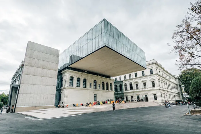 neues Wahrzeichen der Uni Graz, der herausragende Glaskubus. Darunter die freigelegte alte Fassade