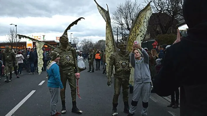 Wirbelsäule als Spazierstock und Flügel - die Gruppe Brax Pass hat mit ihren Kostümen am Lassendorfer Perchten- und Krampusumzug für Diskussionen gesorgt.
