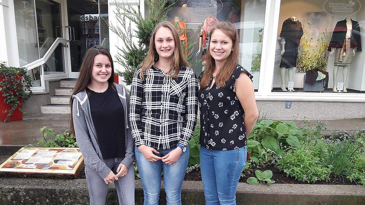 Manuela Gaulhofer, Anja Wurm, Klara Schwarzenberger (von links). Dahinter das Beet mit Blumen und Krätuern