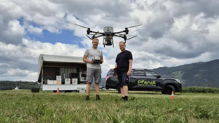 Ulfried und Klaus Pfandl mit der Drohne