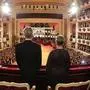 APA11350308-2 - 07022013 - WIEN - ÖSTERREICH: "Opernball 2013" am Donnerstag, 7. Februar 2013 in der Wiener Staatsoper. Im Bild: BP Heinz Fischer mit seiner Frau Margit Fischer in der Mittelloge während der Eröffnung. APA-FOTO: BUNDESHEER/PETER LECHNER
