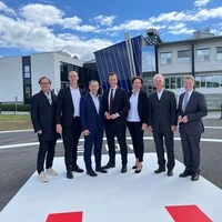 Vor dem LKH Weiz: Der neue Primar Stefan Pötz (3.v.l.) mit Gesundheitslandesrat Karlheinz Kornhäusl (4.v.l.) sowie Bürgermeister Erwin Eggenreich, LKH-Standortleiter Manfred Kocever, Pflegeleiterin Johanna Mandl, dem Ärztlichen Leiter Roland Fegerl und Bezirkshauptmann Heinz Schwarzbeck (von links)