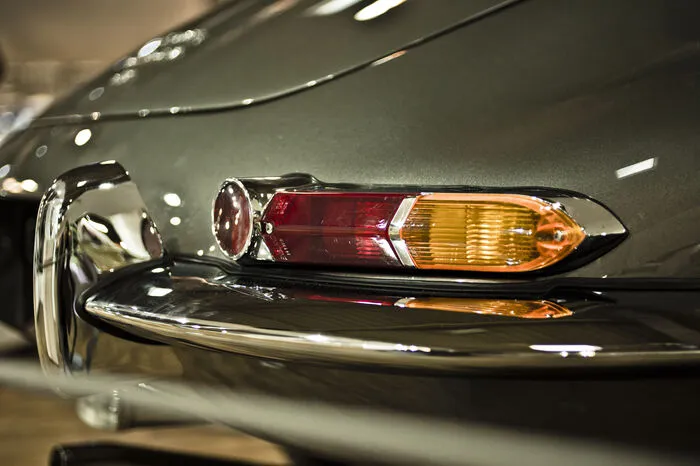Eine anfängliche Serie von zehn zuvor sorgfältig ausgesuchten und dann nach exakten Werksvorgaben in der Jaguar Land Rover Classic-Werkstatt in Coventry restaurierten E-Type-Modellen wird zum Verkauf angeboten.