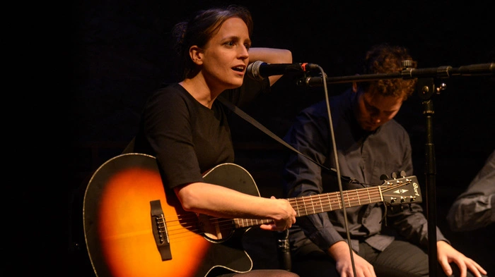 Das Schwesternduo Birgit und Nicole Radeschnig aus Völkermarkt und das Lavanttaler-Musikerduo [:klak:], bestehend aus Stefan Kollmann und Markus Fellner präsentierten im Step ihr neues Musik- und Kabarettprojekt „Klakradl“.