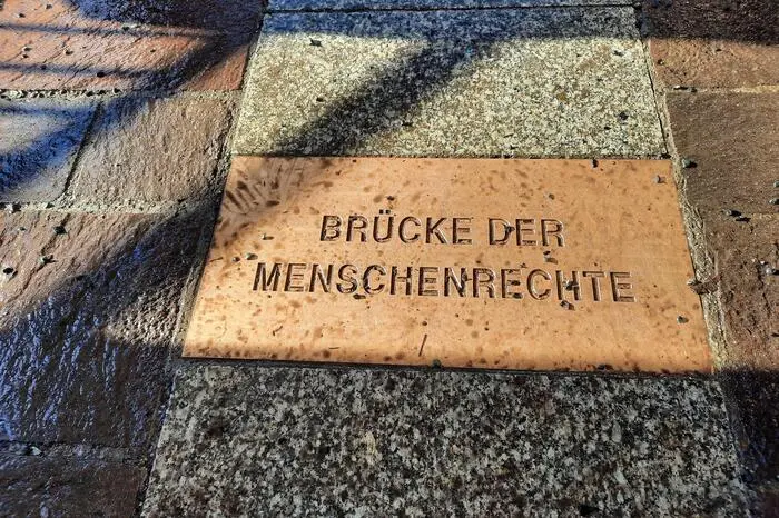 Die Weizer Grafikerin Inge Wurzinger gestaltete nicht nur die Messingplatte am Boden ... 