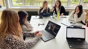 Schülerinnen und Schüler aus neun Kärntner Schulen betätigten sich im Rahmen der Aktion "Schüler machen Zeitung" als Jungjournalisten