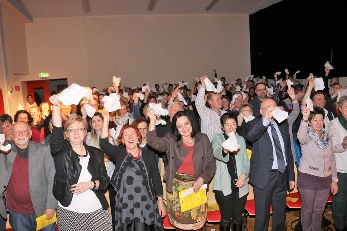 Winkend begrüßte und verabschiedete das Publikum beim Kulturabend des BORG Eisenerz seinen Kaiser, aber auch Seifenstein, Augenweise und Vormärz.