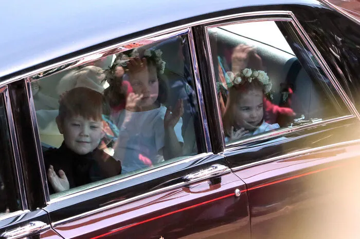 Die Tochter von Kate und William war zusammen mit ihrem großen Bruder George (4) als Blumenkind bei der Hochzeit ...