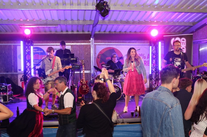 Die Band Bengels Reloaded sorgte mit bekannten Hits für eine volle Tanzfläche.