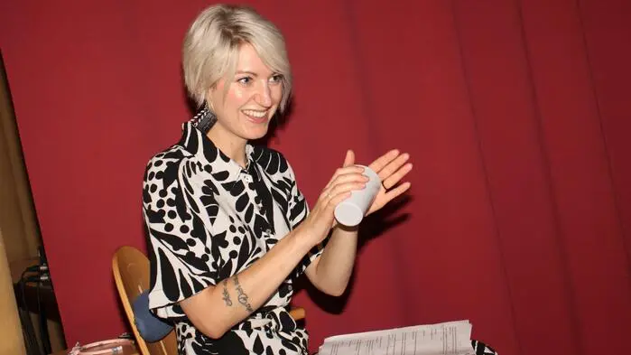 Die Moderatorin, Sängerin und Schauspielerin Sonja Pöschl, vielen als SingSangSonja bekannt, arbeitete im Rahmen einer Theaterprojektwoche mit zehn Kindern im Alter zwischen fünf und neun Jahren an einem Musical mit dem Titel „Das Geheimnis der Freundschaft – ein Piratenabenteuer“.