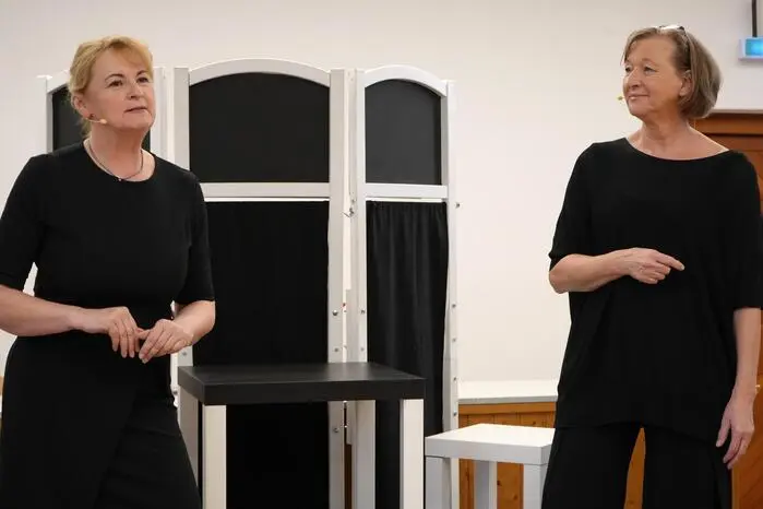 Die beiden Frauen gingen der Frage nach, ob denn die zweite Lebenshälfte wirklich die bessere ist und für das Publikum gab es viel zum Lachen.