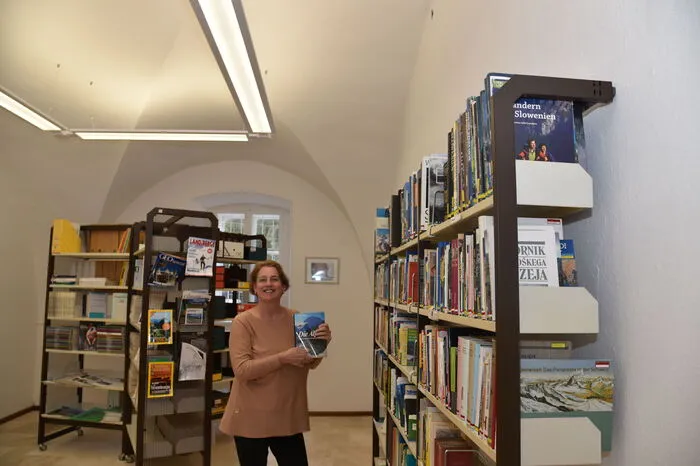 In Arnoldstein digitalisiert Carla Koubek die Bücher, die man vor Ort lesen oder ausborgen kann. 