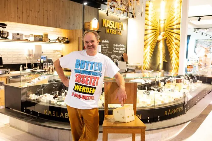 Michael Kerschbaumer in der Kärntnerei vor seiner Käseabteilung von Kaslabn. 