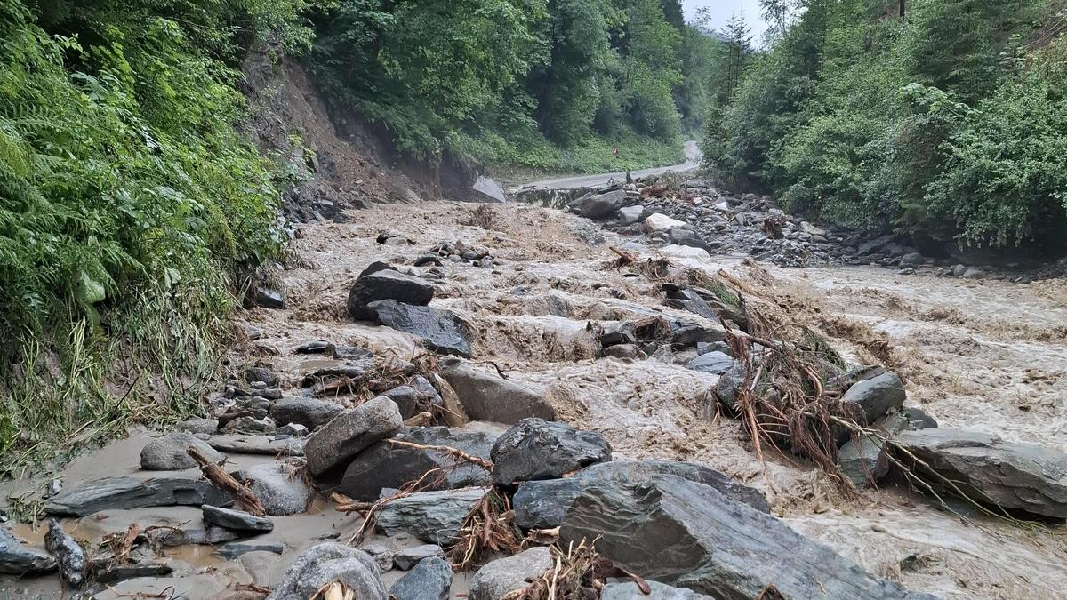 Die Straße im Ortsteil Liesing wurde in Wald am Schoberpass auf einer Strecke von fünf Kilometern weggerissen