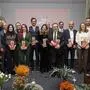 Einige Menschen stehen für ein Foto auf einer Bühne. Einige halten Trophäen in der Hand. | Ein emotionaler Abend ging in Klagenfurt über die Bühne