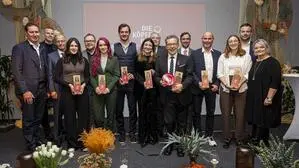 Einige Menschen stehen für ein Foto auf einer Bühne. Einige halten Trophäen in der Hand. | Ein emotionaler Abend ging in Klagenfurt über die Bühne