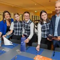 Schirin Zandi, Schülerinnen der KTS Villach und VSV-Geschäftsführer Oliver Bergauer