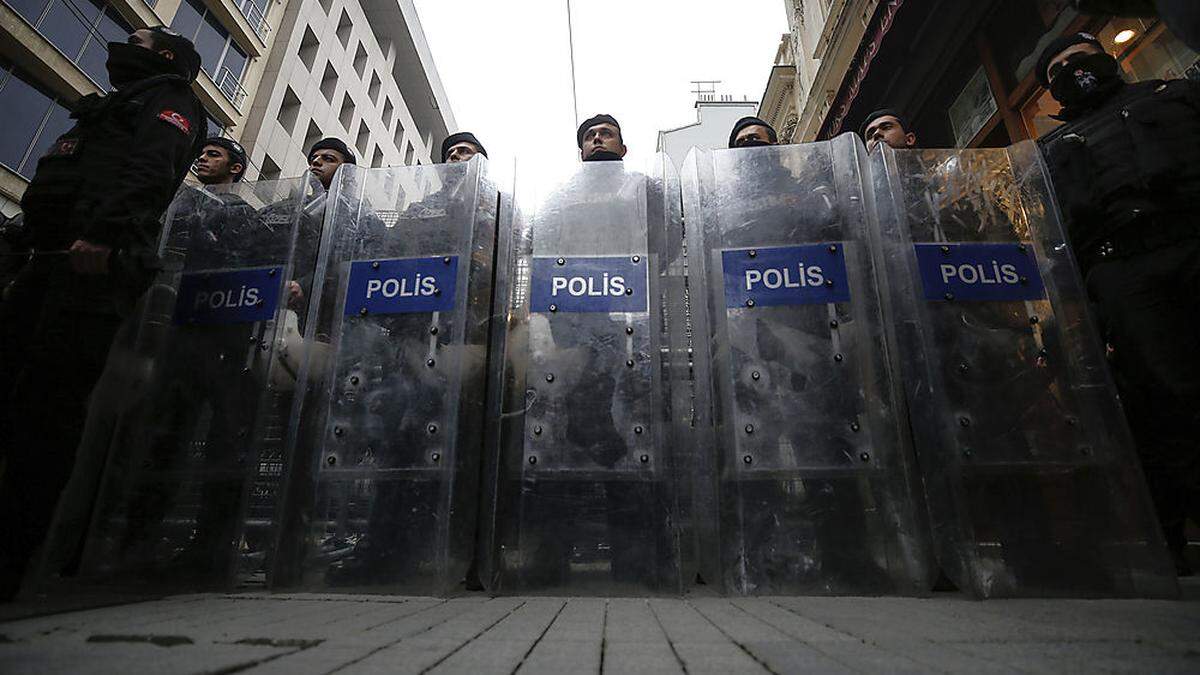 Polizisten riegeln in Istanbul das niederländische Konsulat ab