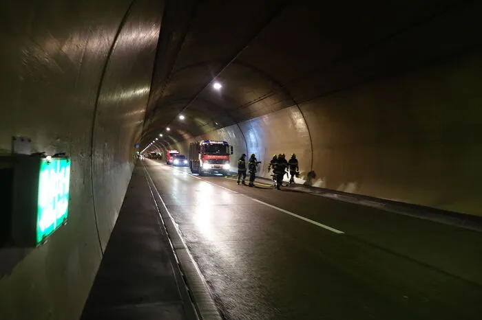 An der Einsatzübung im Kirchdorftunnel waren 140 Personen beteiligt - darunter 70 Kameraden von fünf Feuerwehren.