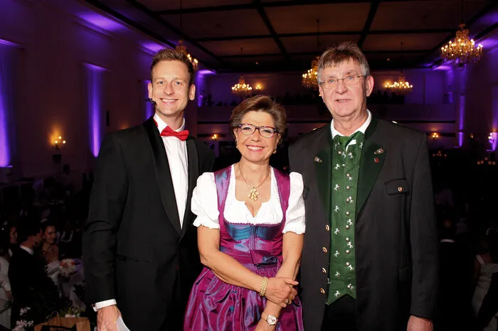 Die traditionelle Mitternachtsquadrille und die Verlosung von verschiedenen Preisen im Gesamtwert von knapp 4000 Euro rundeten den Abend ab.