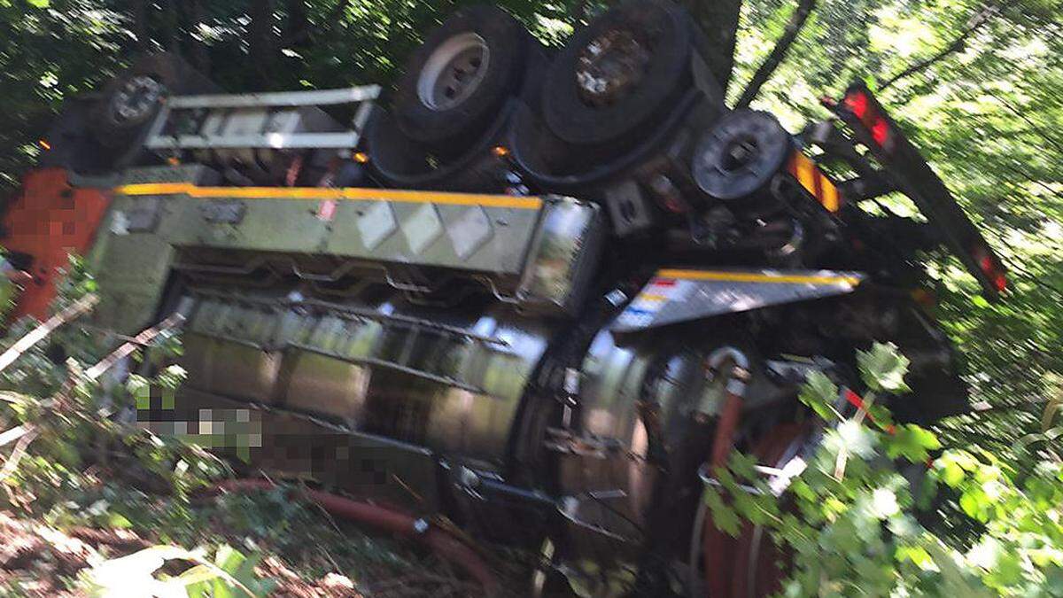 In Glanz stürzte ein LKW ab