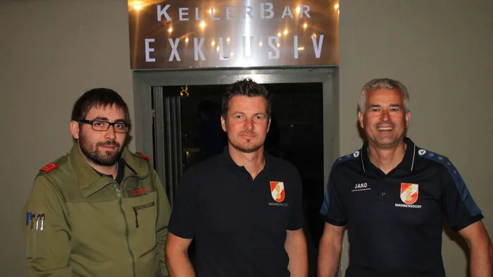 Festobmann Ewald Gutmann (r.), Feuerwehrhauptmannstellvertreter Patrick Neumeister (l.) und Baumeister der neuen Exklusivbar Gerhard Reicher.